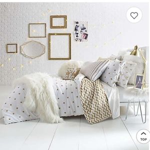 Style Co-Op Twin/Twin XL Reversible  Comforter set